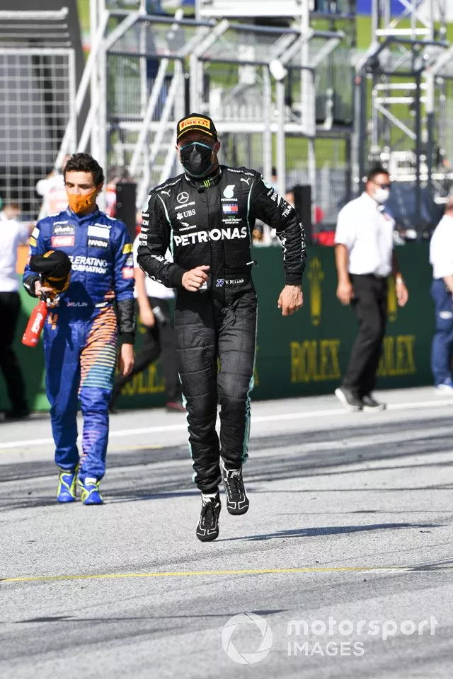 Ganador de la carrera Valtteri Bottas, Mercedes-AMG Petronas F1 celebrando en el parque federal