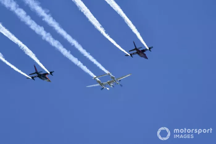 Un Lockheed P-38 Lightning escoltado por un par de Dassault Alpha Jets para la exhibición aérea previa a la carrera