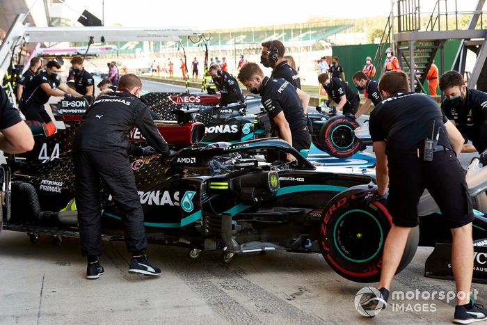 Lewis Hamilton, Mercedes F1 W11, e Valtteri Bottas, Mercedes F1 W11