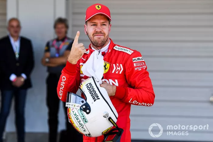 Il poleman Sebastian Vettel, Ferrari, festeggia nel parco chiuso