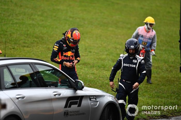 El médico en la escena después del accidente de Alexander Albon, Red Bull Racing