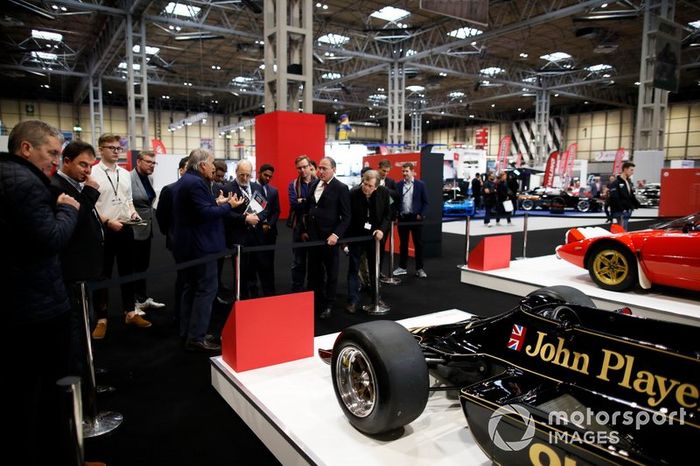 Giorgio Piola, de Motorsport Network, hace un tour por la exhibición de coches