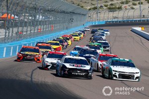 Chase Elliott, Hendrick Motorsports, Chevrolet Camaro Unifirst and Kevin Harvick, Stewart-Haas Racing, Ford Mustang Jimmy John's Freaky Fast Rewards