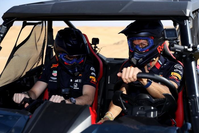 Max Verstappen, Alexander Albon, Red Bull Racing, Red Bull Desert Racing en Skydive Dubai