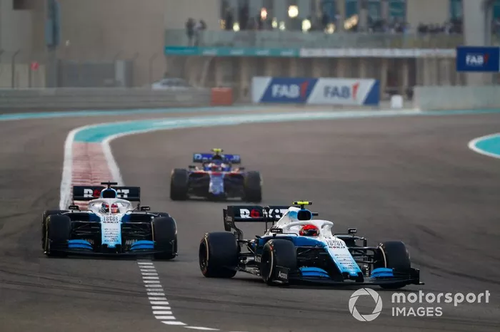 Robert Kubica, Williams FW42, precede George Russell, Williams Racing FW42 
