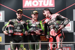 Ganador de la carrera Alex Lowes, Kawasaki Racing Team, segundo lugar Jonathan Rea, Kawasaki Racing Team, tercer lugar Scott Redding, Aruba.it Racing Ducati