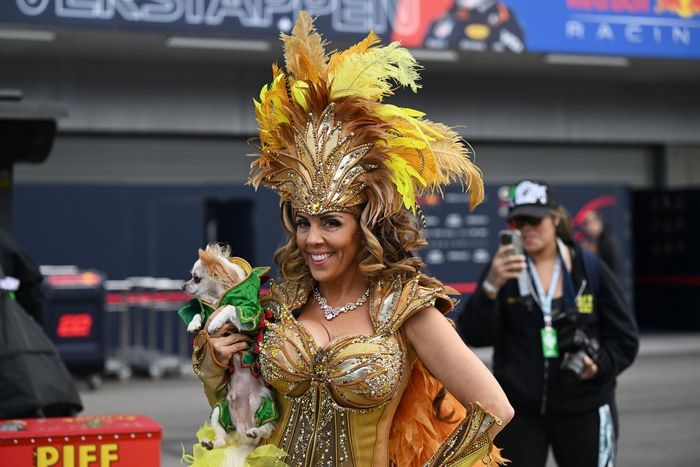 A showgirl in the Paddock prior to the F1 Grand Prix of Las Vegas 