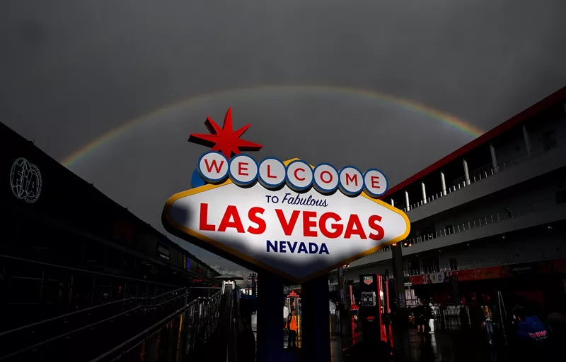 Un arc-en-ciel au-dessus du panneau Welcome to Las Vegas