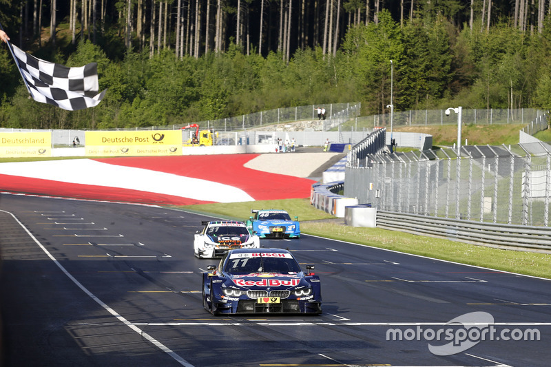 Checkered flag for Marco Wittmann, BMW Team RMG, BMW M4 DTM