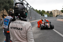 Nico Rosberg, Mercedes AMG F1 W07 Hybrid se detiene en la segunda práctica
