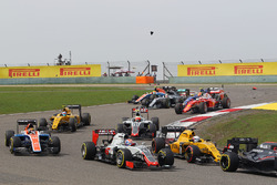 Romain Grosjean, Haas F1 Team VF-16 at the start of the race as Lewis Hamilton (GBR) Mercedes AMG F1 W07 and Kimi Raikkonen, Ferrari SF16-H race with broken front wings