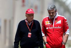 Niki Lauda, Mercedes Presidente no ejecutivo y Maurizio Arrivabene, director del equipo Ferrari