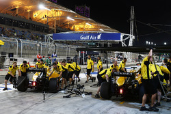 Kevin Magnussen, Renault Sport F1 Team RS16 und Jolyon Palmer, Renault Sport F1 Team RS16