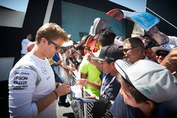 Nico Rosberg, Mercedes AMG F1 Team con los aficionados