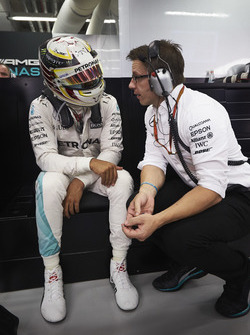Lewis Hamilton, Mercedes AMG F1 W07 Hybrid mit Toto Wolff, Mercedes AMG F1 Sportchef