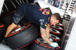 Red Bull Racing monteur met banden Pirelli