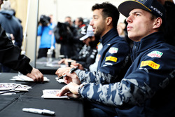 Max Verstappen, Red Bull Racing en Daniel Ricciardo, Red Bull Racing signeren handtekeningen voor de