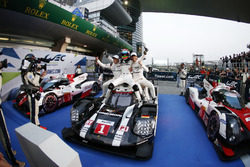 Переможці #1 Porsche Team Porsche 919 Hybrid: Тімо Бернхард, Марк Веббер, Брендон Хартлі