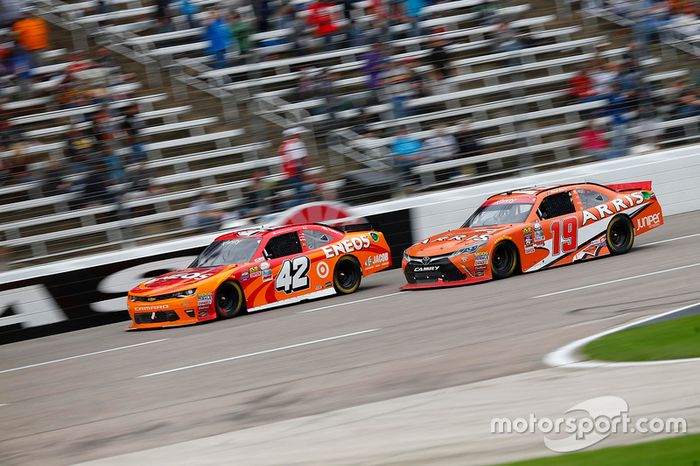 Kyle Larson, Chip Ganassi Racing Chevrolet, Daniel Suarez, Joe Gibbs Racing Toyota