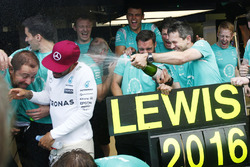 Победитель гонки - Льюис Хэмилтон, Mercedes AMG F1 празднует с командой