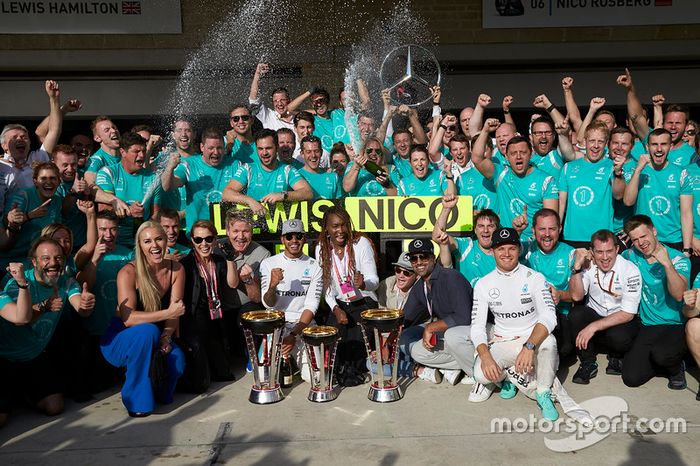 Ganador Lewis Hamilton, Mercedes AMG F1, Nico Rosberg, Mercedes AMG F1; Lindsey Vonn, Gordon Ramsey y Venus Williams