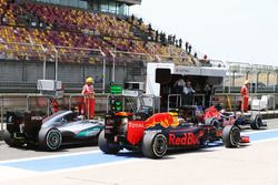 Daniil Kvyat, Red Bull Racing RB12 passeert Nico Rosberg, Mercedes AMG F1 W07 Hybrid in de pits