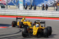 Kevin Magnussen, Renault Sport F1 Team RS16 leads team mate Jolyon Palmer, Renault Sport F1 Team RS1