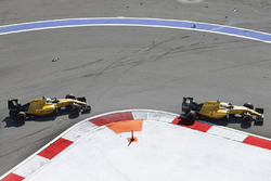 Kevin Magnussen, Renault Sport F1 Team RS16 lidera a su compañero d e equipo Jolyon Palmer, Renault