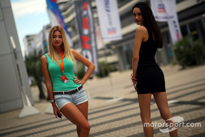 Chicas en el paddock