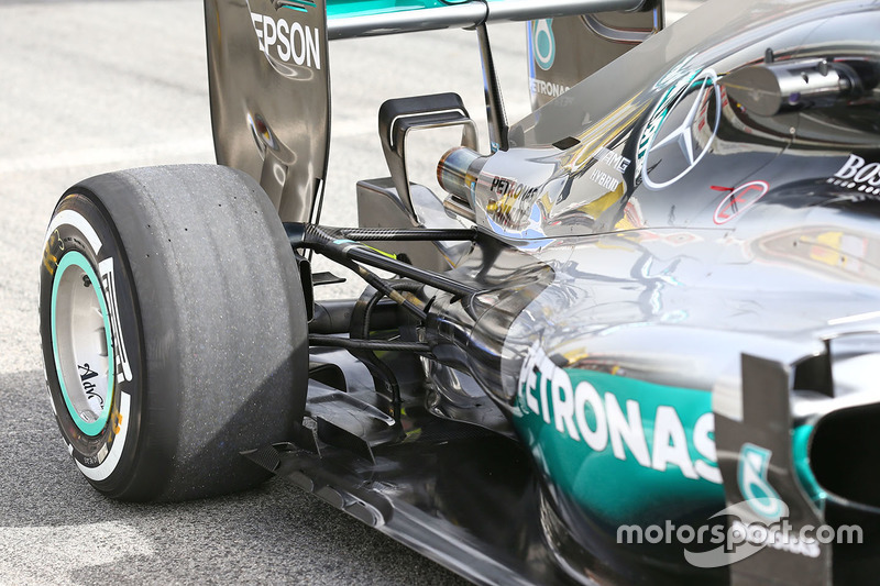 Lewis Hamilton, Mercedes AMG F1 Team W07, rear suspension detail