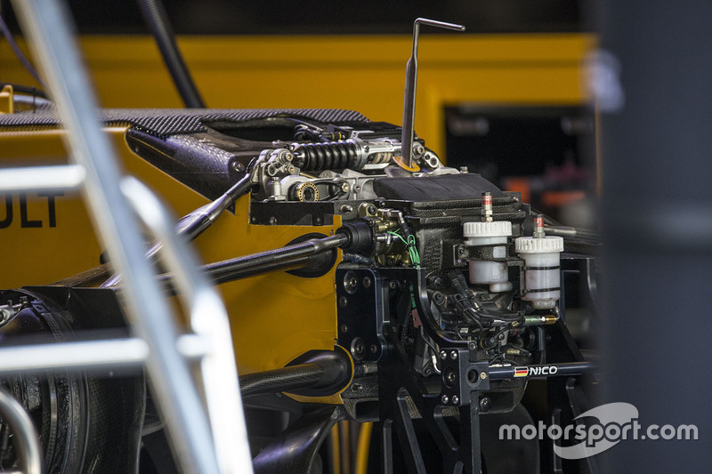 Renault Sport F1 Team RS17 detalle frontal de chasis y suspensión