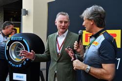 Sean Bratches, Formula One Managing Director, operazioni commerciali, Roberto Boccafogli, Capo delle Comunicazioni F1 Pirelli e Mario Isola, Direttore Sportivo Pirelli alla presentazione delle Pirelli 2018