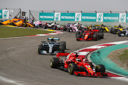 Sebastian Vettel, Ferrari SF71H, Valtteri Bottas, Mercedes AMG F1 W09, Kimi Raikkonen, Ferrari SF71H, Max Verstappen, Red Bull Racing RB14 Tag Heuer, en de rest bij de start