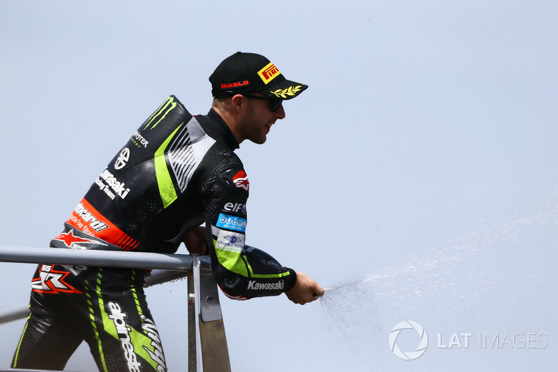 Jonathan Rea sur le podium de la Course 2