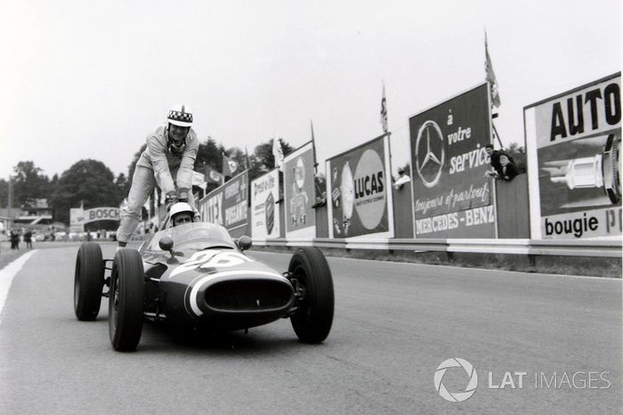 Spa 1961 : Maurice Trintignant (Cooper) lleva a John Surtees (Cooper)
