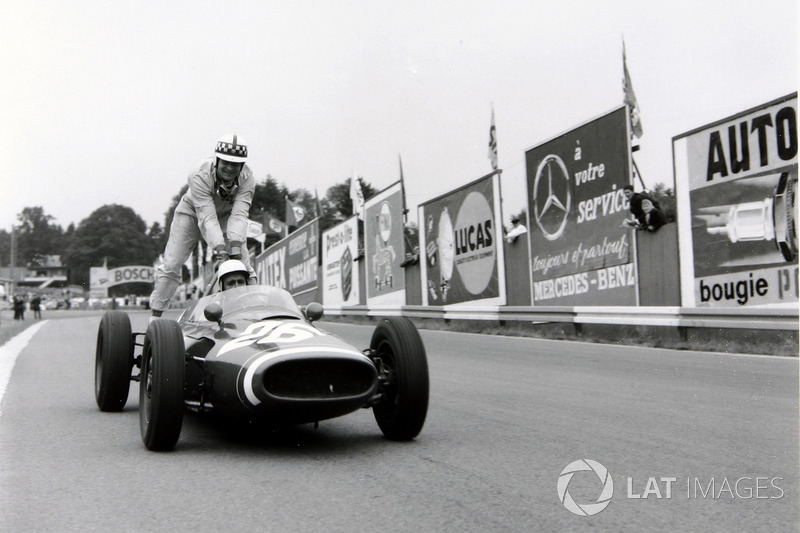 Spa 1961 : Maurice Trintignant (Cooper) carica John Surtees (Cooper)