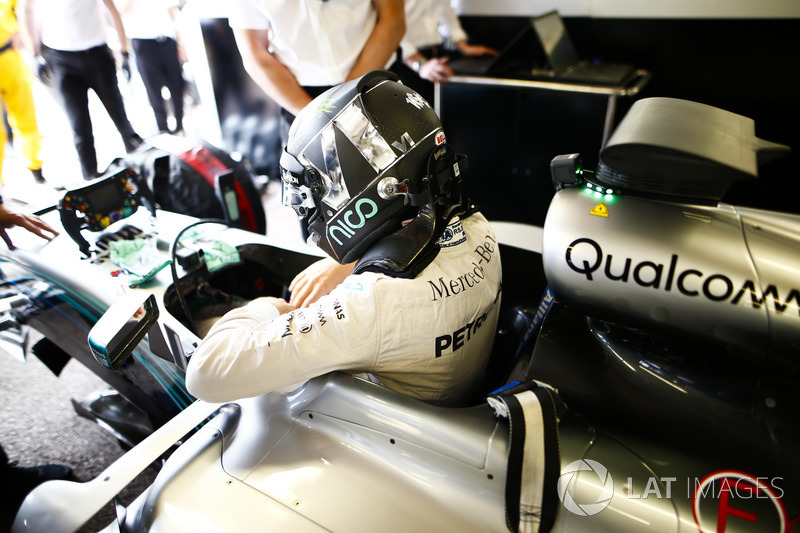 L'ex Campione del Mondo, Keke Rosberg e il figlio Nico Rosberg, si preparano per fare un giro del circuito al volante delle loro monoposto iridate