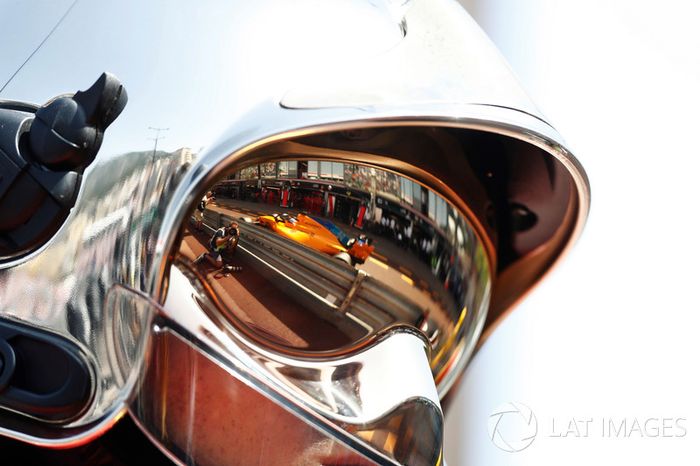 Fernando Alonso, McLaren MCL33, reflejo en el visor de un jefe de bomberos
