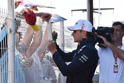 Esteban Ocon, Force India F1, firma autografi ai tifosi