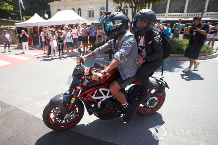 Lewis Hamilton, Mercedes AMG F1, a bordo de su motocicleta