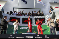 Lewis Hamilton, Mercedes-AMG F1, Sebastian Vettel, Ferrari et Kimi Raikkonen, Ferrari, sur le podium