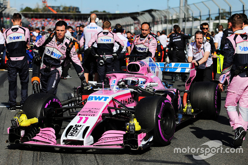 Sergio Perez, Force India VJM11 avec des mécaniciens sur la grille