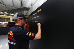 Max Verstappen, Red Bull Racing, firma el tablero Pirelli hot laps