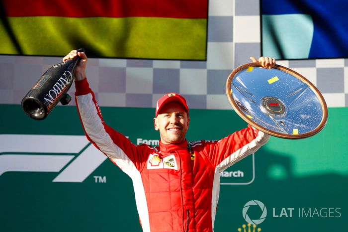 Podio: ganador de la carrera Sebastian Vettel, Ferrari,