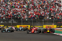 Max Verstappen, Red Bull Racing RB13 y Sebastian Vettel, Ferrari SF70H