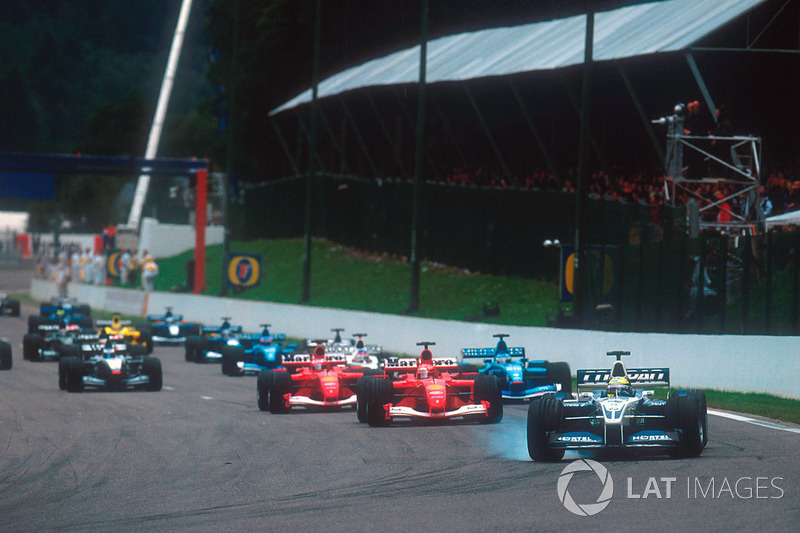 Second départ : Ralf Schumacher, Williams FW23 BMW mène devant Michael Schumacher, Ferrari F2001, Rubens Barrichello, Ferrari F2001 et Giancarlo Fisichella, Benetton B201