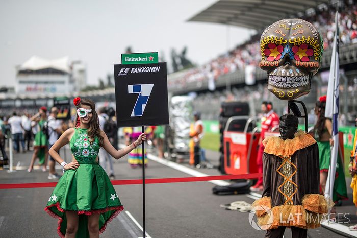 Chica de la parrilla y un personaje del Día de Muertos