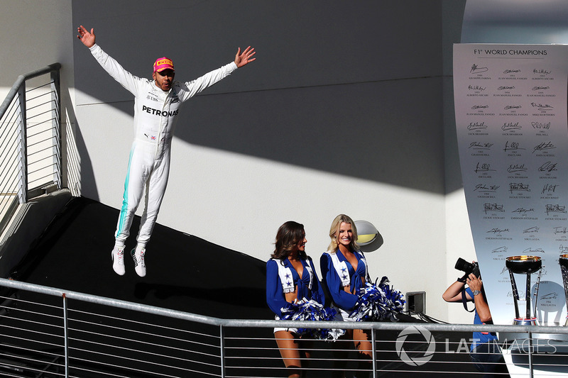 Podio: ganador de la carrera Lewis Hamilton, Mercedes AMG F1 celebra