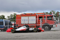 Разбитый автомобиль Haas F1 Team VF-18 Ромена Грожана