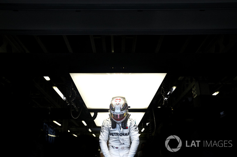 10. Lewis Hamilton, Mercedes AMG F1, climbs into his car